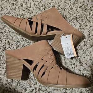 UNIVERSAL THREAD TAN HEELED MULES/CLOGS 11M